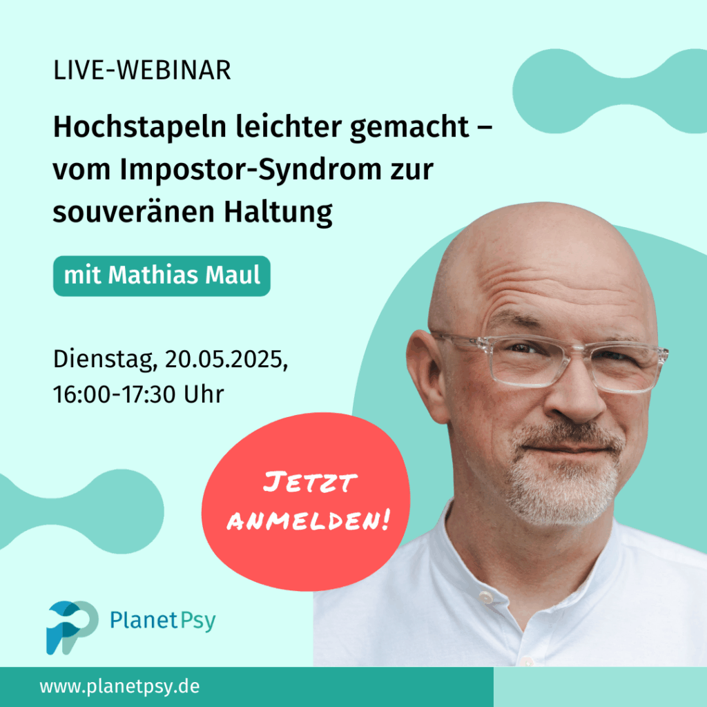Grafik für ein Live-Webinar mit dem Titel „Hochstapeln leichter gemacht – vom Impostor-Syndrom zur souveränen Haltung“. Darunter ein grünes Label mit der Aufschrift „mit Mathias Maul“. Es folgt die Terminangabe: „Dienstag, 20.05.2025, 16:00–17:30 Uhr“. Links unten das Logo von PlanetPsy und die Website „www.planetpsy.de“. Rechts unten ein roter Kreis mit weißer Schrift: „Jetzt anmelden!“. Der Hintergrund ist helltürkis mit abstrakten Formen.