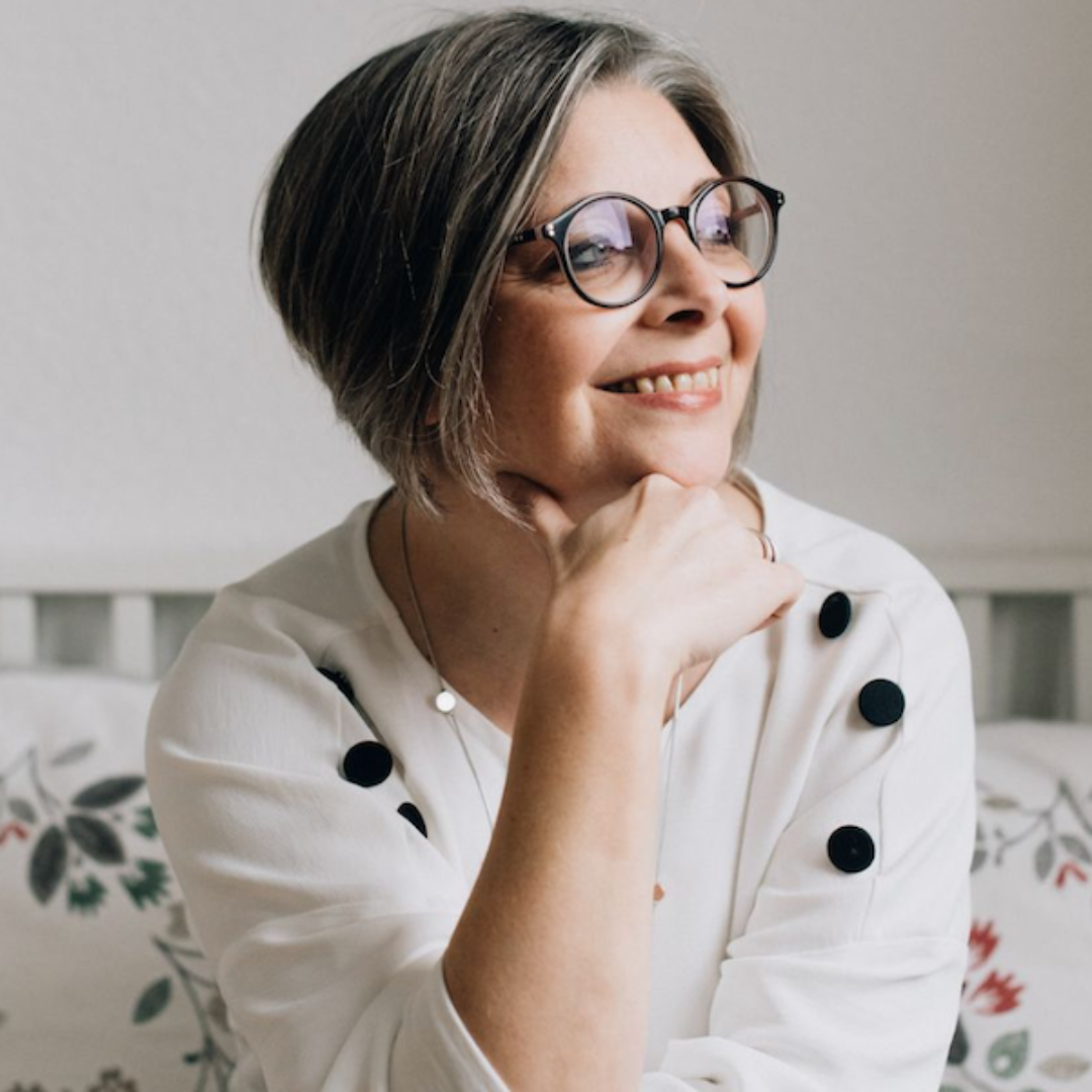 Portrait von Annette Bauer, Referentin beim GFK-Onlinekongress 2026. Freundlicher Ausdruck, aufgenommen in einem hellen Raum.