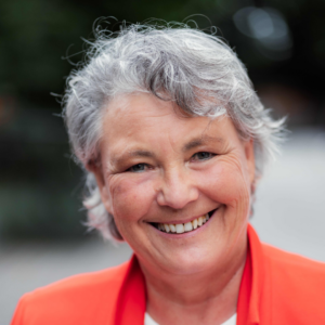 Portrait von Karoline Bitschnau-Dellamaria, Referentin beim GFK-Onlinekongress 2026. Freundlicher Ausdruck, aufgenommen im Freien.