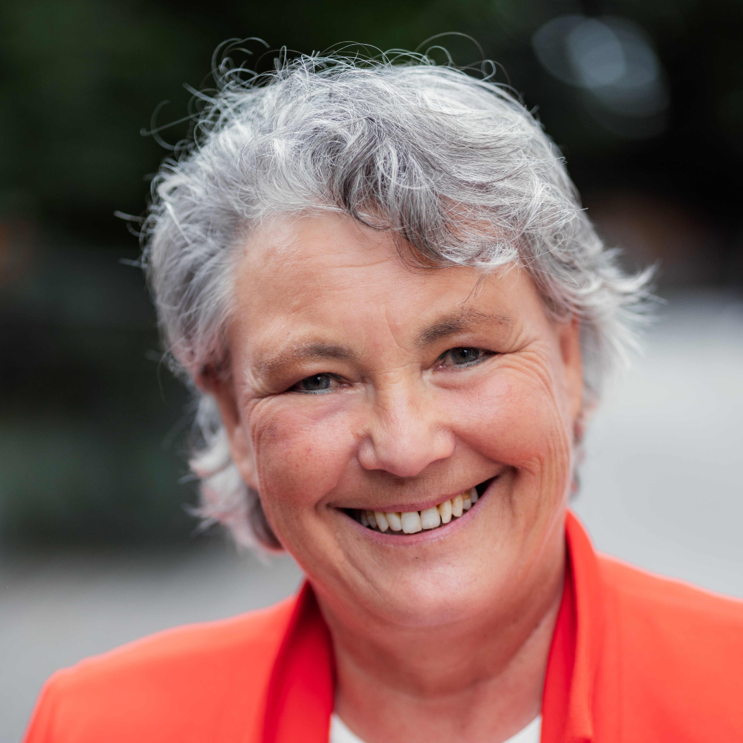 Portrait von Karoline Bitschnau-Dellamaria, Referentin beim GFK-Onlinekongress 2026. Freundlicher Ausdruck, aufgenommen im Freien.