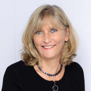 Portrait von Birgit Brand-Hörsting Referentin beim GFK-Onlinekongress 2026. Freundlicher Ausdruck, aufgenommen vor einem hellen Studio-Hintergrund.