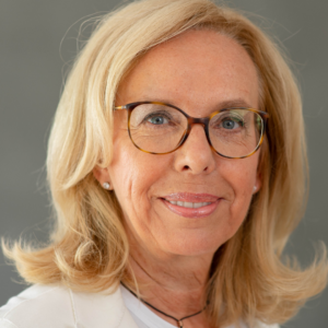 Portrait von Beate Brüggemeier, Referentin beim GFK-Onlinekongress 2026. Freundlicher Ausdruck, aufgenommen in einem hellen Raum.