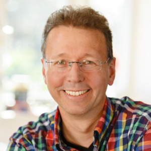 Portrait von Jürgen Engel, Referent beim GFK-Onlinekongress 2026. Freundlicher Ausdruck, aufgenommen in einem hellen Raum.