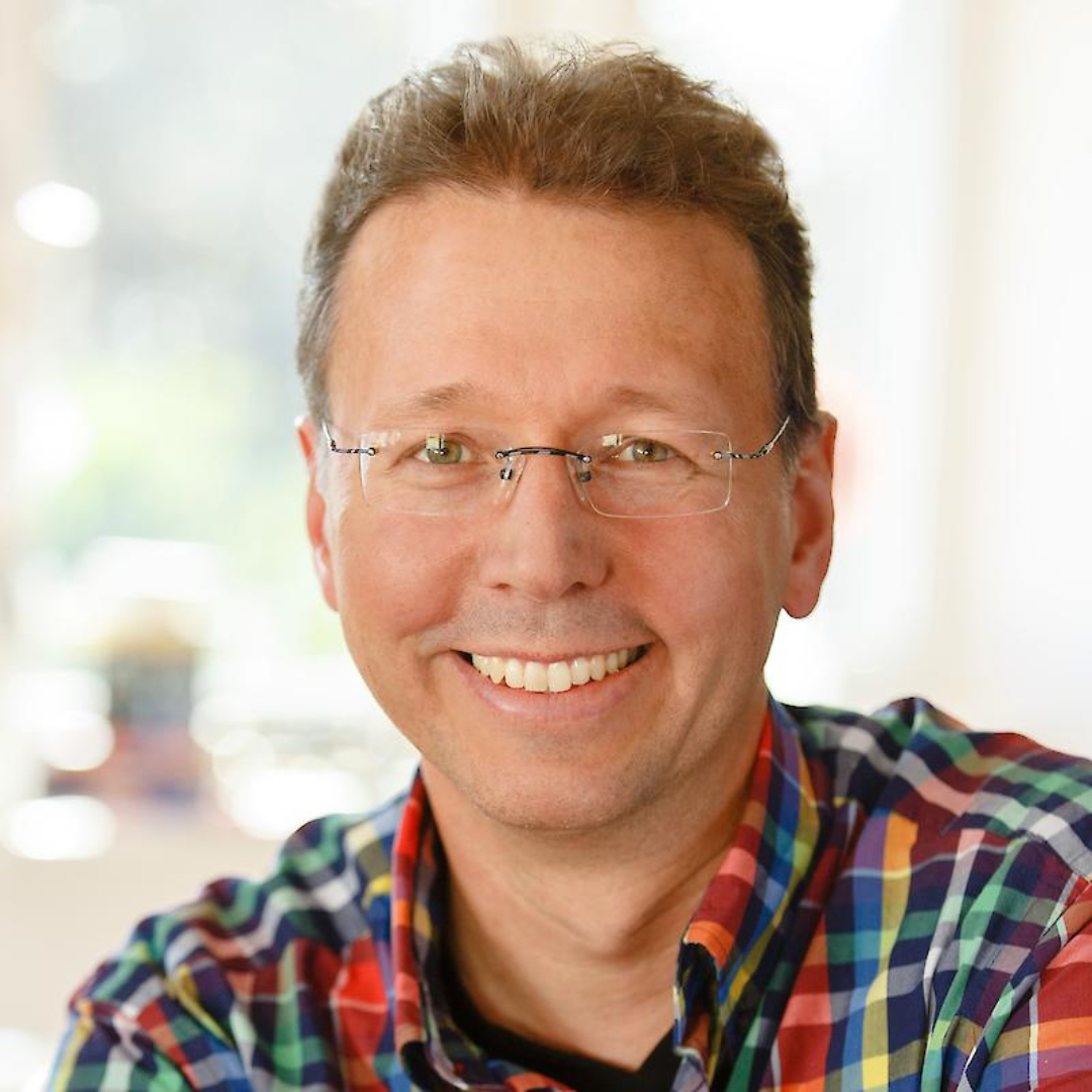 Portrait von Jürgen Engel, Referent beim GFK-Onlinekongress 2026. Freundlicher Ausdruck, aufgenommen in einem hellen Raum.