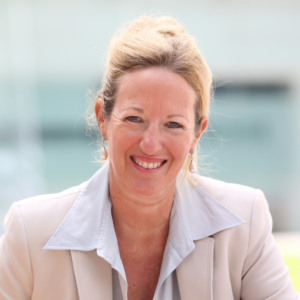 Portrait von Barabara Gerhards, Referentin beim GFK-Onlinekongress 2026. Freundlicher Ausdruck, aufgenommen in einem hellen Raum.