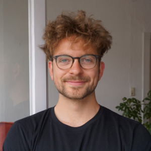 Portrait von Tilman Krakau, Referent beim GFK-Onlinekongress 2026. Freundlicher Ausdruck, aufgenommen in einem hellen Raum.