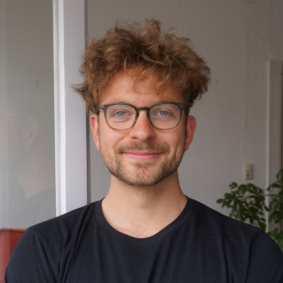 Portrait von Tilman Krakau, Referent beim GFK-Onlinekongress 2026. Freundlicher Ausdruck, aufgenommen in einem hellen Raum.