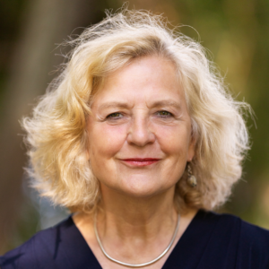 Portrait von Barbara Leitner, Referentin beim GFK-Onlinekongress 2026. Freundlicher Ausdruck, aufgenommen im Freien.