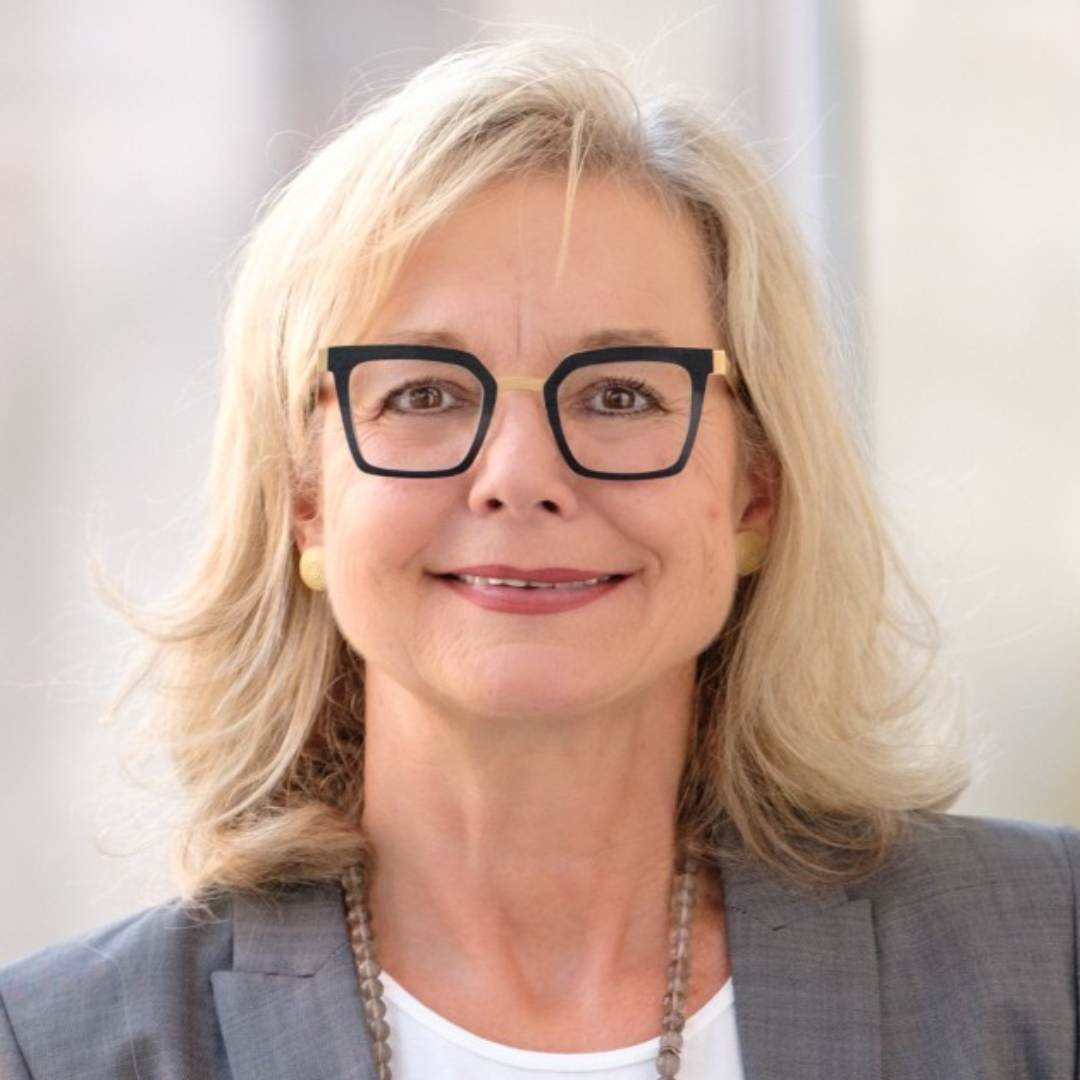 Portrait von Gabriele Lindemann, Referentin beim GFK-Onlinekongress 2026. Freundlicher Ausdruck, aufgenommen in einem hellen Raum.