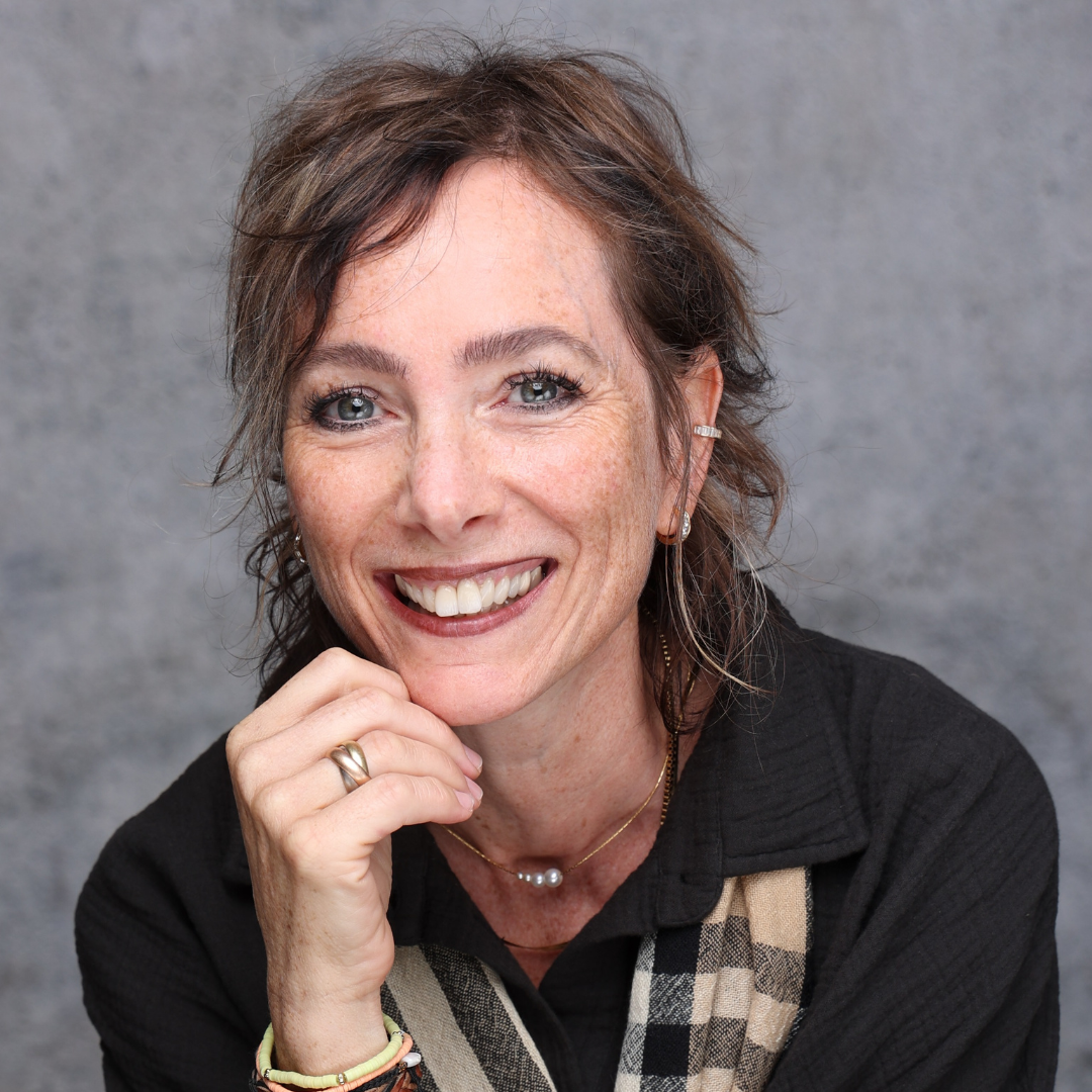 Portrait von Ulrika Michalski, Referentin beim GFK-Onlinekongress 2026. Freundlicher Ausdruck, aufgenommen vot einem grauen Studiohintergrund.