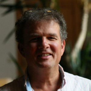 Portrait von Gerhard Rothaupt, Referent beim GFK-Onlinekongress 2026. Freundlicher Ausdruck, aufgenommen in einem dunklen Raum.