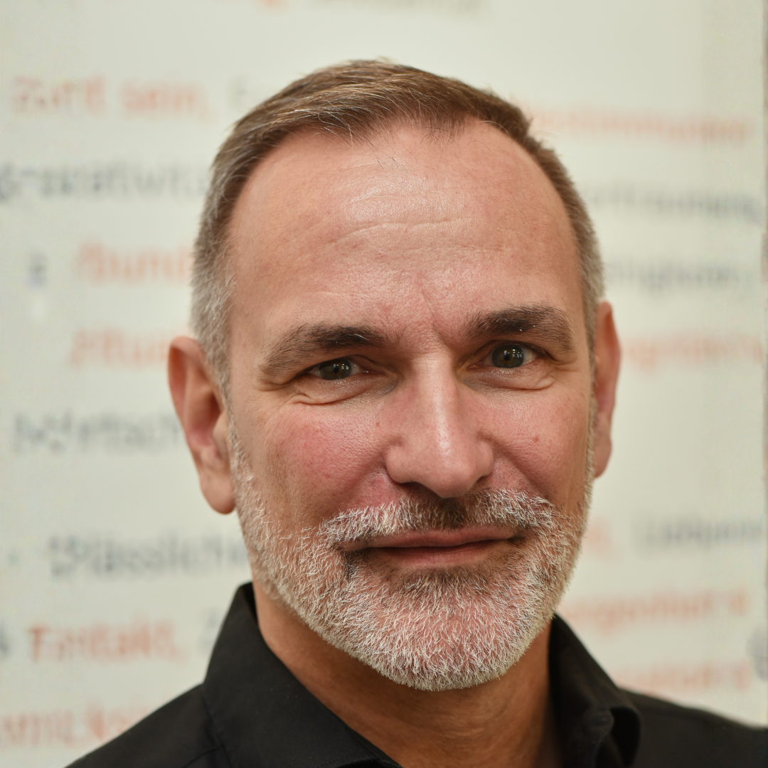 Portrait von Andi Schmidbauer, Referent beim GFK-Onlinekongress 2026. Freundlicher Ausdruck, aufgenommen in einem hellen Raum.