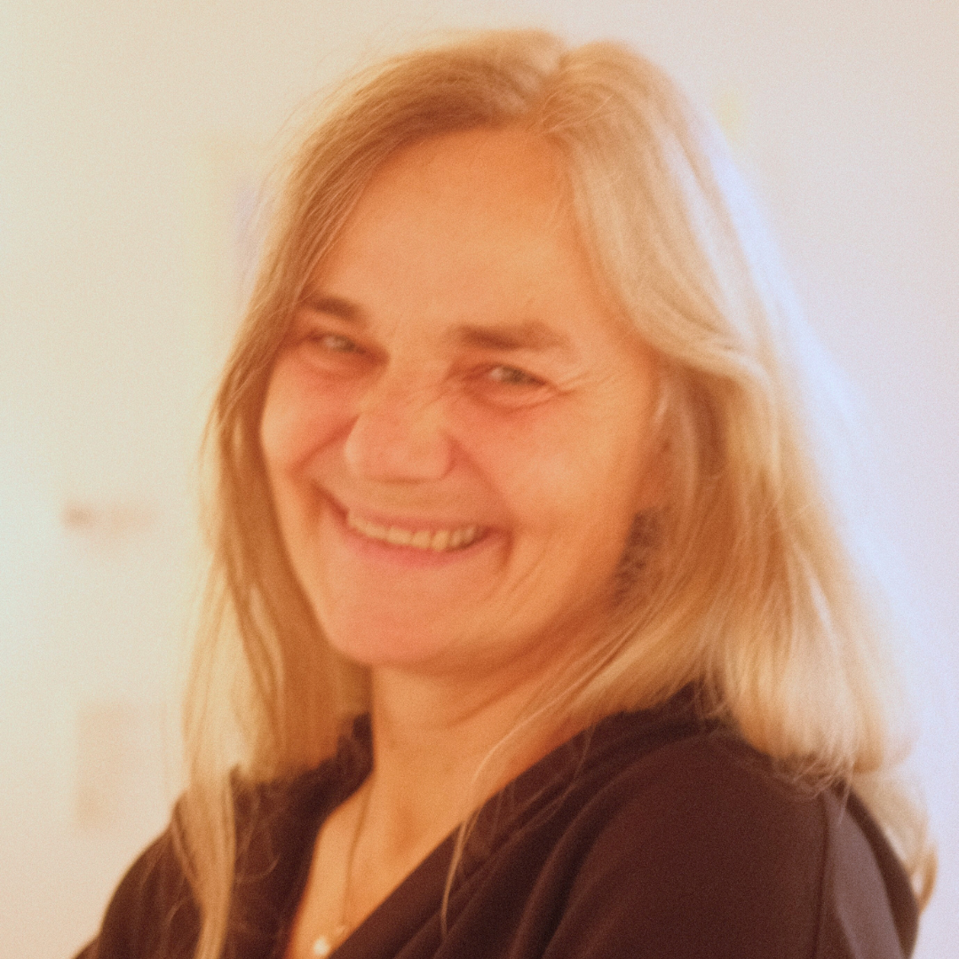 Portrait von Gabriele Seils, Referentin beim GFK-Onlinekongress 2026. Freundlicher Ausdruck, aufgenommen in einem hellen Raum.