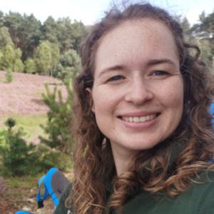 Portrait von Lea Sikor, Referentin beim GFK-Onlinekongress 2026. Freundlicher Ausdruck, aufgenommen im Freien.