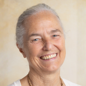 Portrait von Simran Wester Referentin beim GFK-Onlinekongress 2026. Freundlicher Ausdruck, aufgenommen vor einem hellen Studio-Hintergrund.