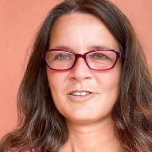 Portrait von Annett Zupke Referentin beim GFK-Onlinekongress 2026. Freundlicher Ausdruck, aufgenommen vor einem roten Studio-Hintergrund.