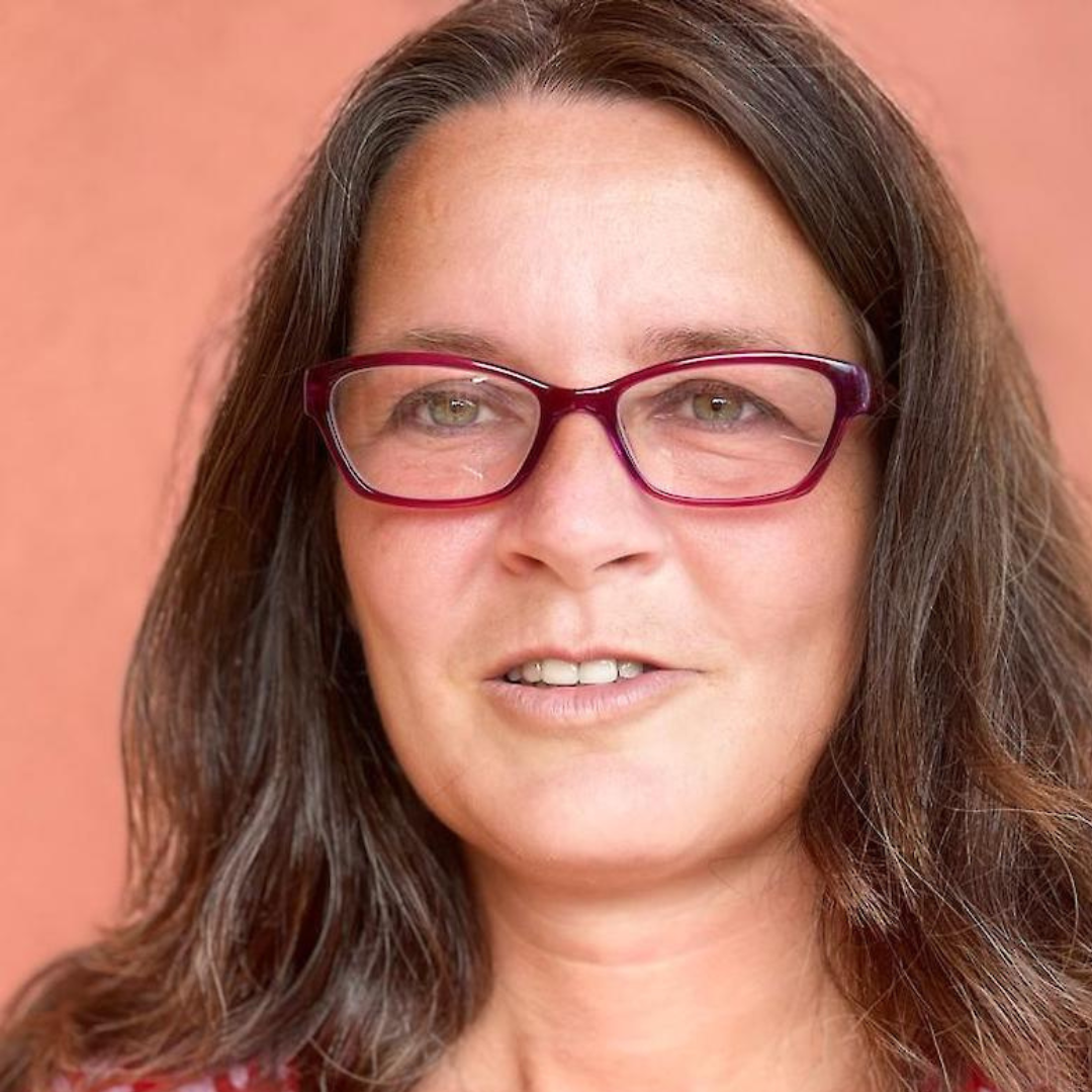 Portrait von Annett Zupke Referentin beim GFK-Onlinekongress 2026. Freundlicher Ausdruck, aufgenommen vor einem roten Studio-Hintergrund.