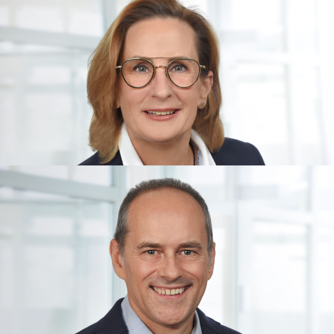 Zwei übereinander angeordnete Porträtaufnahmen von jeweils einer Person vor einem hellen, modernen Innenraum mit großen Glasflächen. Beide Personen tragen formelle Kleidung, und der Hintergrund zeigt eine klare, lichtdurchflutete Architektur.