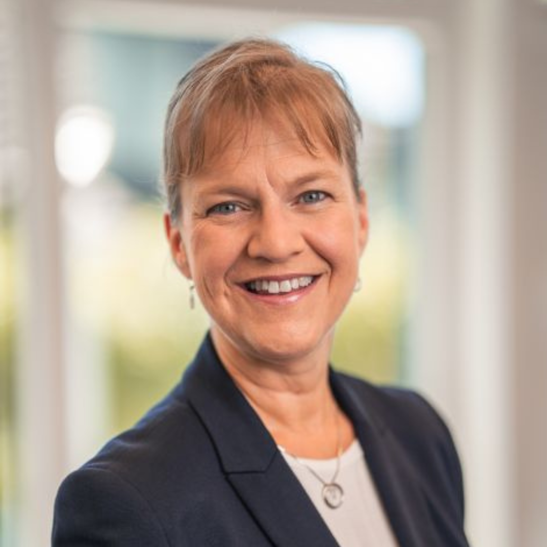 Portrait von Vera Heim, Referentin beim GFK-Onlinekongress 2026. Freundlicher Ausdruck, aufgenommen in einem hellen Raum.