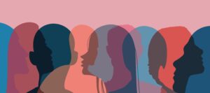 Illustration mit überlappenden, farbigen Silhouetten mehrerer menschlicher Profile, die Vielfalt und unterschiedliche Perspektiven symbolisieren.