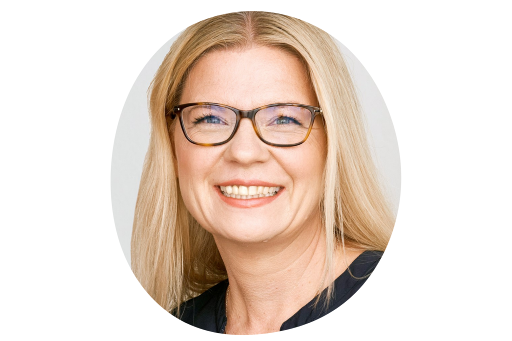 Person mit Brille und blonden Haaren vor hellem Hintergrund.