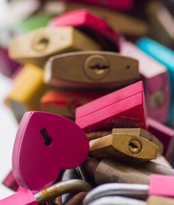 Herzgeformte Schlösser in metallischen Farben